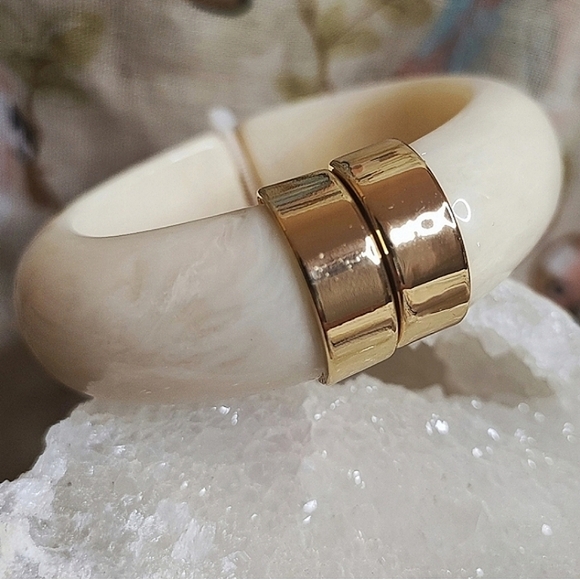 Talbot's Talbots Long Oval Yellowish Swirl Cream Lucite Gold Tone Link Necklace - Picture 12 of 14